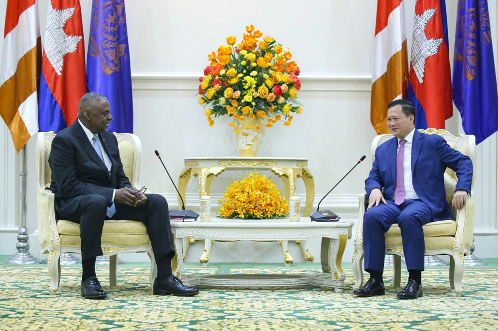 Thủ tướng Campuchia Hun Manet (phải) tiếp Bộ trưởng Quốc phòng Mỹ Lloyd Austin tại thủ đô Phnom Penh (Campuchia) ngày 4-6. Ảnh: KHMER TIMES Bộ trưởng Quốc phòng Mỹ thăm Campuchia: Giải quyết khác biệt, mở ra cơ hội