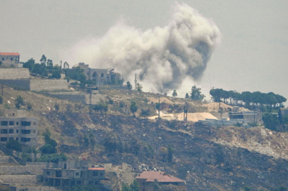 Khói cuồn cuộn sau vụ pháo kích của Israel vào thị trấn Khiam (Lebanon) ngày 5-6. Ảnh: AFP Trục kháng chiến Iran leo thang cuộc chiến với Israel