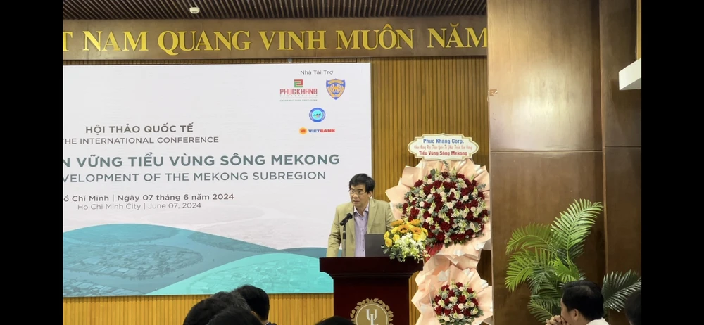 TS. Lê Trường Sơn – Hiệu trưởng Trường Đại học Luật TP.HCM phát biểu khai mạc Hội thảo khoa học quốc tế “Phát triển bền vững tiểu vùng sông Mekong” ngày 7-6. Ảnh: PV Hội thảo khoa học quốc tế về Phát triển bền vững tiểu vùng sông Mekong: Giải pháp bền vững cho khu vực giàu tài nguyên