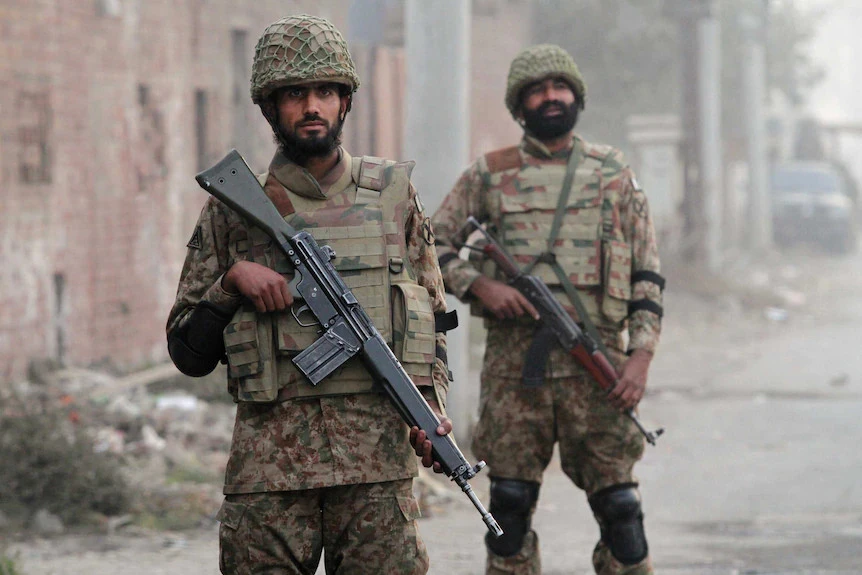 Binh sĩ Pakistan trên đường phố. Ảnh: REUTERS Tấn công khủng bố ở Pakistan, 7 binh sĩ thiệt mạng