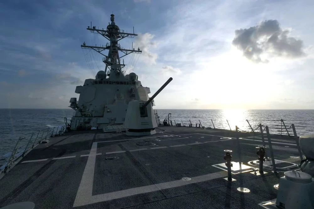 Tàu khu trục USS Halsey của Mỹ đi qua Biển Đông hồi tháng 4. Ảnh: HẢI QUÂN MỸ Trung Quốc cáo buộc Mỹ kích động chạy đua vũ trang ở Biển Đông