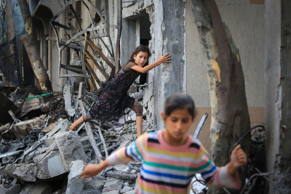Trại tị nạn Nuseirat (miền trung Gaza) ngày 9-6, một ngày sau chiến dịch đột kích của Israel. Ảnh: AFP thoa-thuan-ngung-ban.jpg