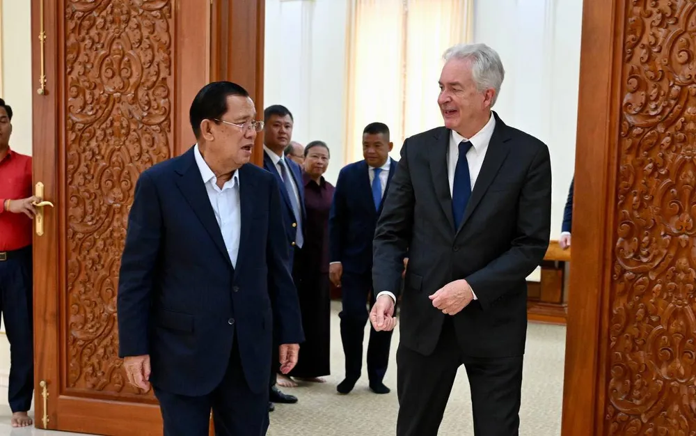Chủ tịch Thượng viện Campuchia Hun Sen (trái) đăng tải hình ảnh cuộc gặp của ông với Giám đốc Cơ quan Tình báo Trung ương Mỹ (CIA) Bill Burns. Ảnh: FACEBOOK Ông Hun Sen đáp trả thông tin giám đốc CIA không đến thăm Campuchia