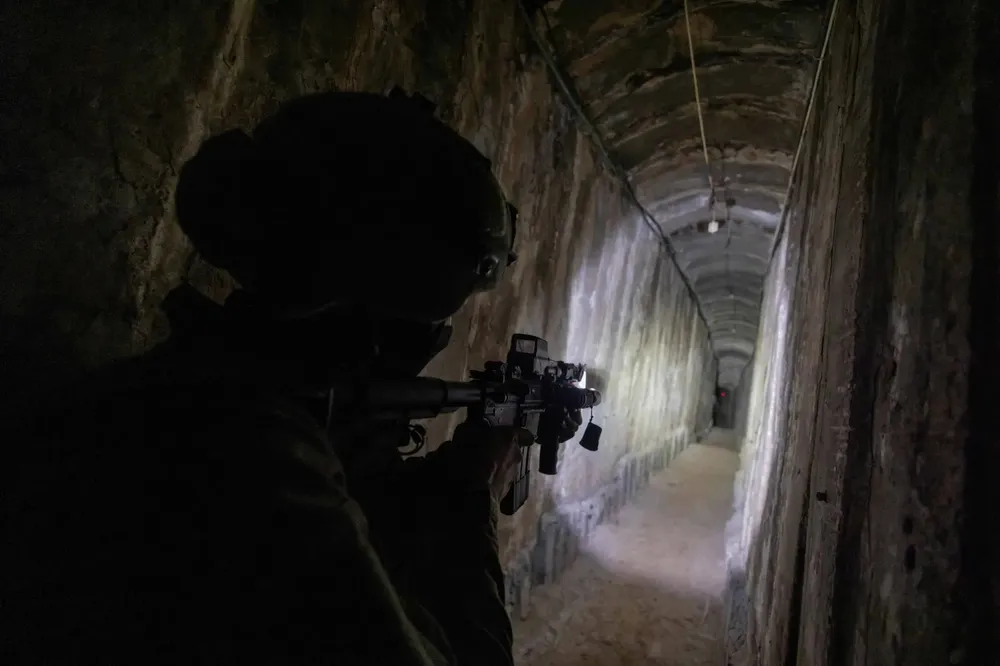 Binh sĩ Israel bên trong một đường hầm ở phía bắc Dải Gaza vào tháng 11- 2023. Ảnh: REUTERS Đường hầm Hamas: Phiên bản nâng cấp nguy hiểm của chiến tranh dưới lòng đất