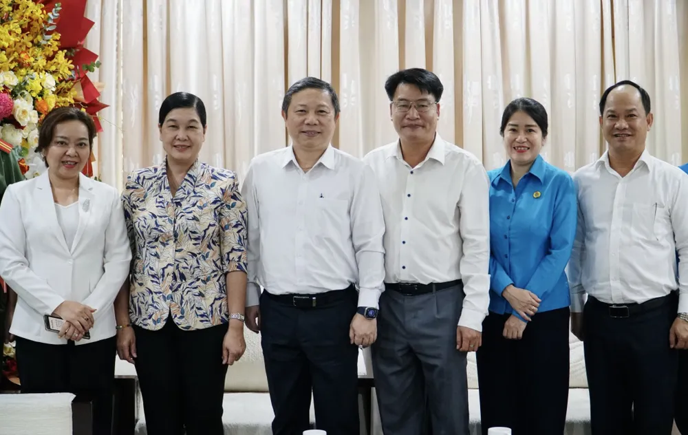 Đoàn lãnh đạo quận 1 chụp ảnh lưu niệm với đại diện Ban biên tập báo Pháp Luật TP.HCM. bao-phap-luat-tp.hcm-1.jpg