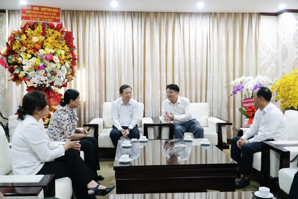 Đoàn công tác Quận ủy - UBND - UBMTTQVN Quận 1 đã đến thăm báo Pháp Luật TP.HCM Nhiều cơ quan, đơn vị thăm báo Pháp Luật TP.HCM nhân ngày 21-6