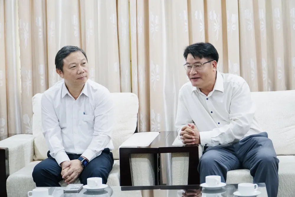 Ông Dương Anh Đức - Bí thư Quận ủy Quận 1 (trái) và ông Đinh Đức Thọ, Phó Tổng Biên Tập Báo Pháp Luật TP.HCM trong buổi gặp mặt. bao-phap-luat-tp.hcm-5.jpg