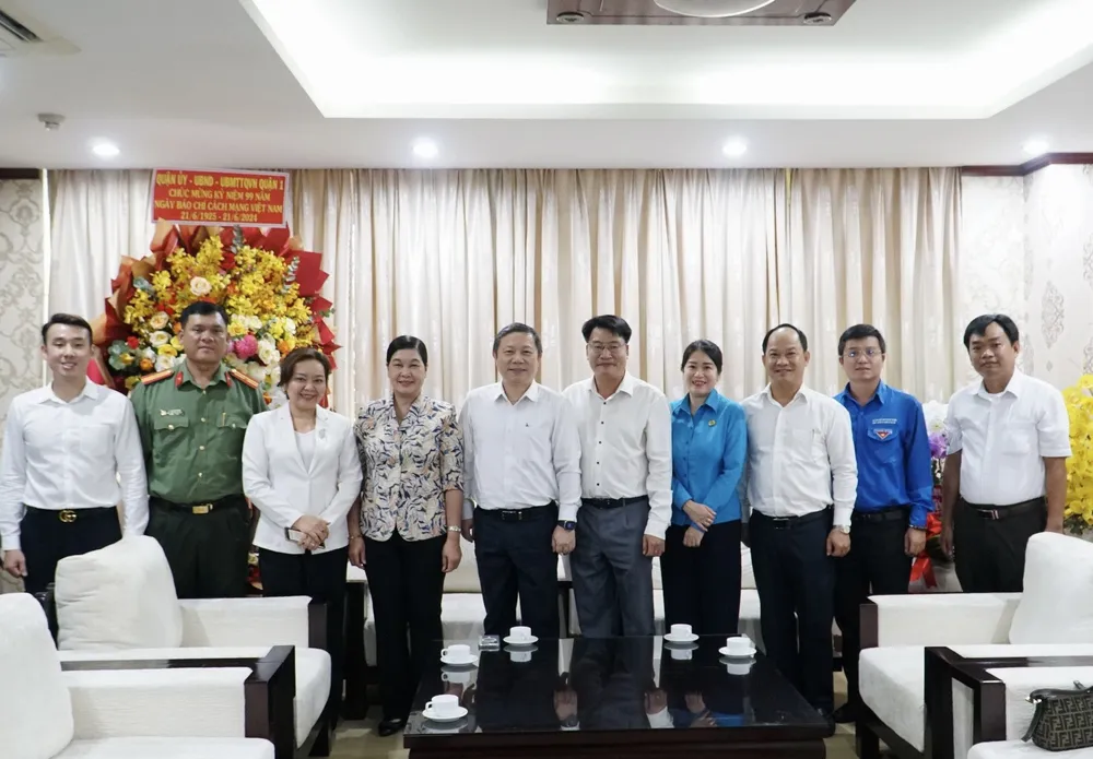 Đoàn lãnh đạo quận 1 chụp ảnh lưu niệm với đại diện Ban biên tập báo Pháp Luật TP.HCM. bao-phap-luat-tp.hcm-6.jpg