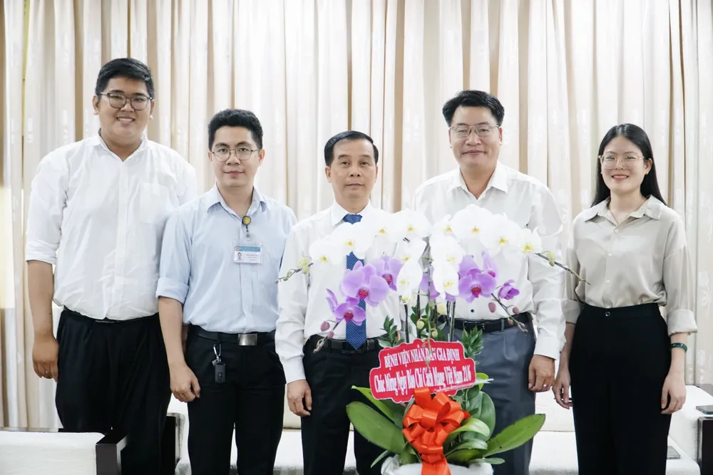 Đại diện Bệnh viện Nhân dân Gia Định chụp ảnh lưu niệm với đại diện báo Pháp Luật TP.HCM. bao-phap-luat-tp.hcm-7.jpg
