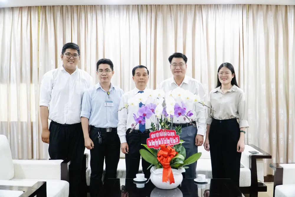 Đại diện Bệnh viện Nhân dân Gia Định chụp ảnh lưu niệm với đại diện báo Pháp Luật TP.HCM. bao-phap-luat-tp.hcm-8.jpg