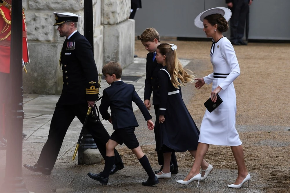 Công nương Kate và các con tại sự kiện Trooping the Colour ở thủ đô London (Anh). Ảnh: SKY NEWS cong-nuong-kate-1.jpg