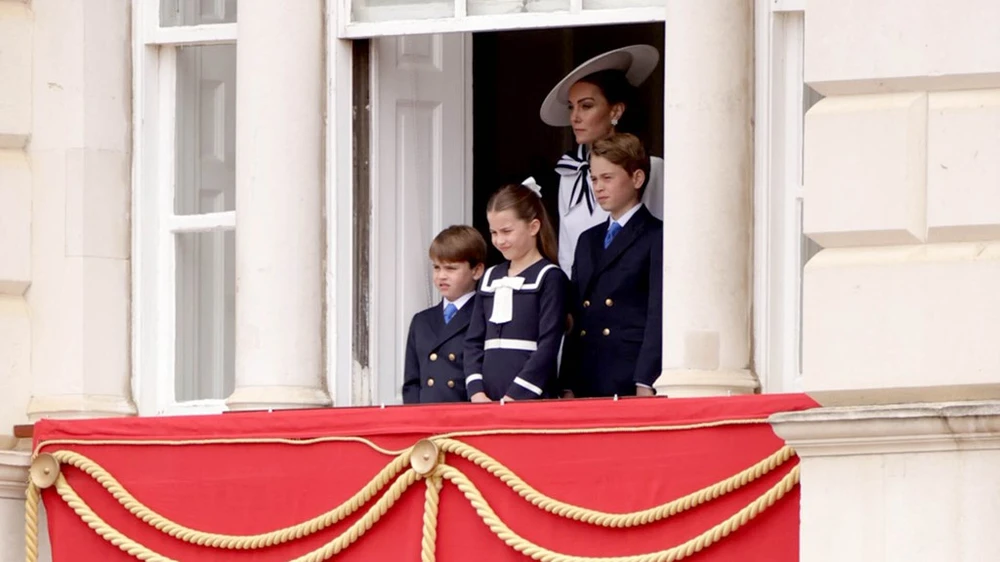 Công nương Kate và các con tại sự kiện Trooping the Colour ở thủ đô London (Anh). Ảnh: SKY NEWS cong-nuong-kate-2.jpg
