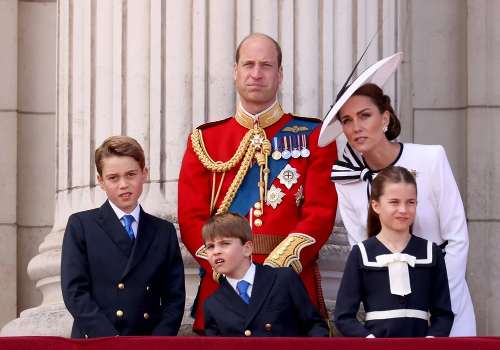 Hoàng tử Williams,Công nương Kate và các con tại sự kiện Trooping the Colour ở thủ đô London (Anh). Ảnh: REUTERS cong-nuong-kate-5.jpg