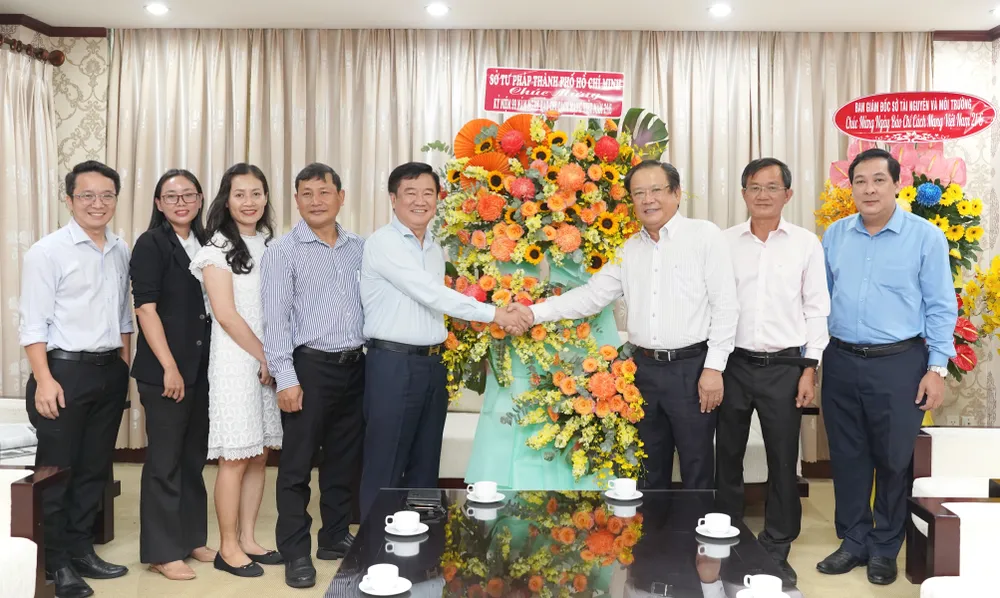Giám đốc Sở Tư pháp TP. HCM Huỳnh Văn Hạnh chụp ảnh lưu niệm với Pháp Luật TP.HCM. Ảnh: THUẬN VĂN bao-phap-luat-TP.HCM-2.jpg