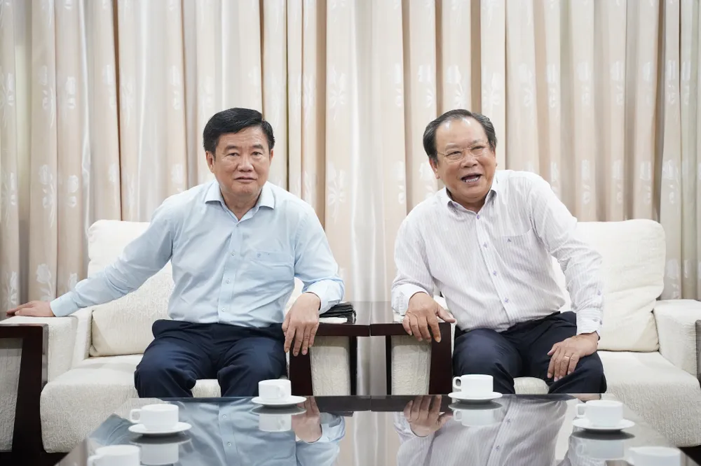 Giám đốc Sở Tư pháp TP. HCM Huỳnh Văn Hạnh (trái) và Tổng Biên Tập báo Pháp Luật TP.HCM Mai Ngọc Phước. Ảnh: THUẬN VĂN Giám đốc Sở Tư pháp TP. HCM thăm, chúc mừng báo Pháp Luật TP.HCM nhân ngày 21-6