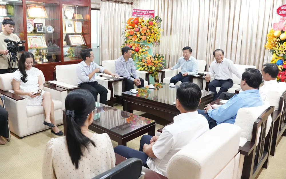 Giám đốc Sở Tư pháp TP. HCM Huỳnh Văn Hạnh thăm, chúc mừng báo Pháp Luật TP.HCM nhân ngày 21-6. Ảnh: THUẬN VĂN bao-phap-luat-TP.HCM-3.jpg