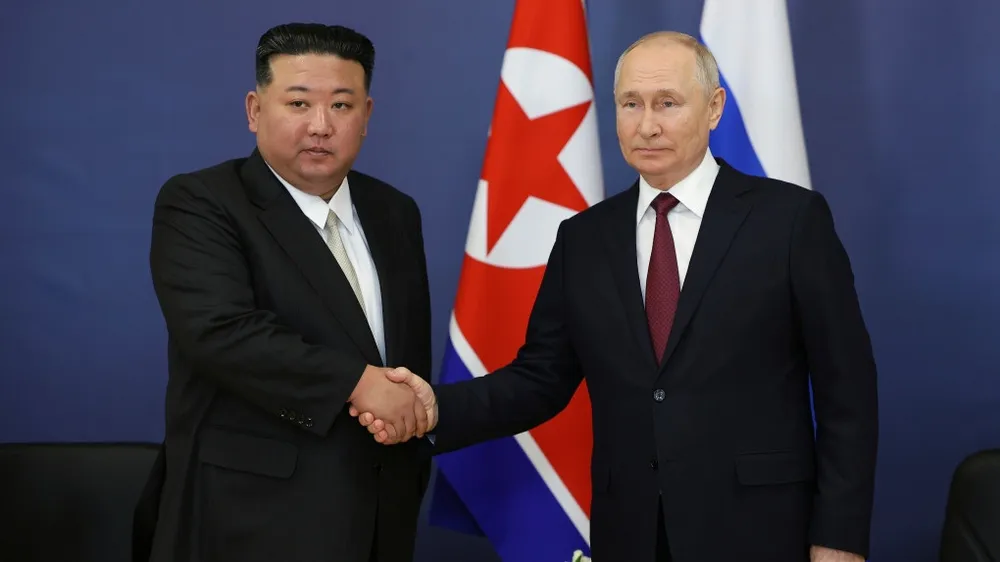 Tổng thống Nga Vladimir Putin (phải) tiếp lãnh đạo Triều Tiên Kim Jong-un ở ngoại ô TP Tsiolkovsky (Nga) ngày 13-9-2023. Ảnh: SPUTNIK Ông Putin thăm Triều Tiên: Củng cố quan hệ hữu hảo hơn bảy thập niên