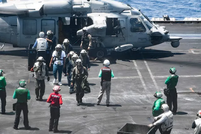 Các thủy thủ Mỹ hỗ trợ các thủy thủ gặp nạn trên tàu Tutor ngày 15-6. Ảnh: REUTERS Có tin Houthis đánh chìm tàu thứ hai ở Biển Đỏ