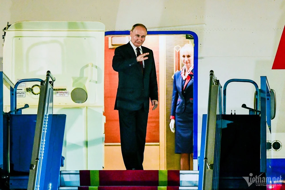 Tổng thống Nga Vladimir Putin vẫy tay chào Việt Nam trước khi lên chuyên cơ trở về Nga. Ảnh: VNN Tổng thống Putin kết thúc tốt đẹp chuyến thăm Việt Nam: Tình hữu nghị lan tỏa năm châu