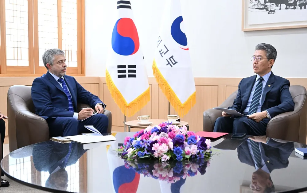 Thứ trưởng Ngoại giao Hàn Quốc Kim Hong-kyun (phải) nói chuyện với Đại sứ Nga tại Hàn Quốc Georgy Zinoviev tại Bộ Ngoại giao Hàn Quốc ở thủ đô Seoul ngày 21-6. Ảnh: YONHAP Hàn Quốc triệu tập đại sứ Nga