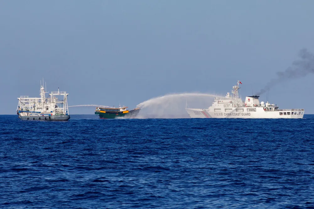 Tàu hải cảnh Trung Quốc phun vòi rồng vào tàu Philippines trên Biển Đông hồi tháng 3. Ảnh: REUTERS Philippines không kích hoạt hiệp ước phòng thủ chung với Mỹ sau sự cố trên Biển Đông