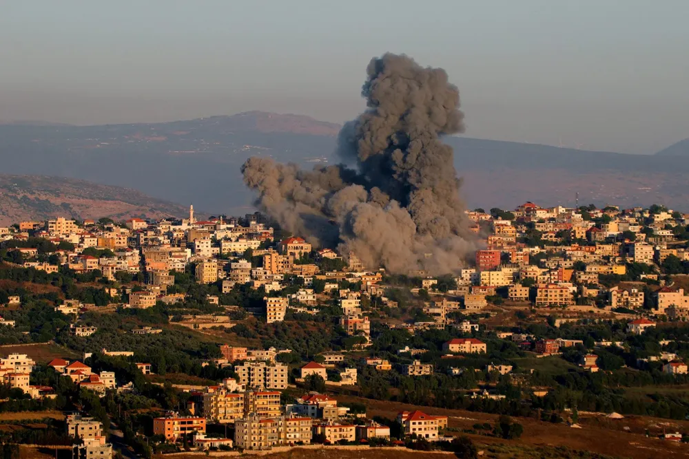 Khói bốc lên sau cuộc không kích của Israel ở miền nam Lebanon ngày 21-6 trong bối cảnh căng thẳng Israel - Hezbollah leo thang. Ảnh: AFP Căng thẳng Israel - Hezbollah leo thang nghiêm trọng làm dấy lên lo ngại về một cuộc chiến tổng lực.