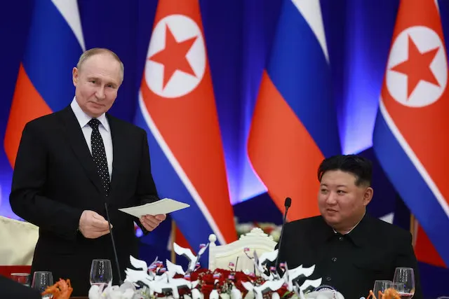 Lãnh đạo Triều Tiên Kim Jong-un tiếp Tổng thống Nga Vladimir Putin tại thủ đô Bình Nhưỡng (Triều Tiên) hôm 19-6. Ảnh: SPUTNIK Tướng Mỹ: Hiệp ước hỗ trợ phòng thủ Nga - Triều Tiên có thể gây xích mích với Trung Quốc