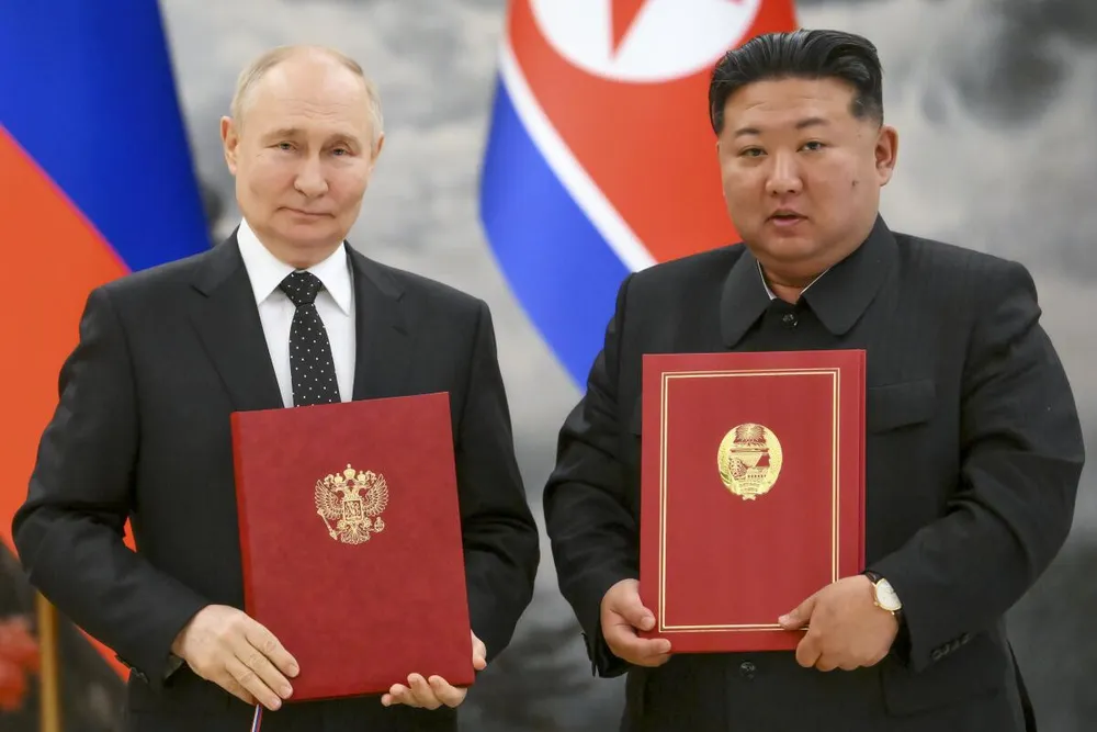 Tổng thống Nga Vladimir Putin (trái) và lãnh đạo Triều Tiên Kim Jong-un ký Hiệp ước Đối tác Chiến lược Toàn diện ở thủ đô Bình Nhưỡng (Triều Tiên) hôm 19-6. Ảnh: REUTERS Điều khoản phòng thủ chung Nga-Triều Tiên: Bước ngoặt cho an ninh Đông Bắc Á?