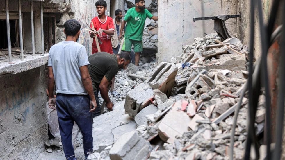 Đống đổ nát sau cuộc tấn công của Israel vào nhà của gia đình lãnh đạo Hamas Ismail Haniyeh ở phía bắc Dải Gaza ngày 25-6. Ảnh: AFP Israel không kích giết 10 người thân của lãnh đạo Hamas