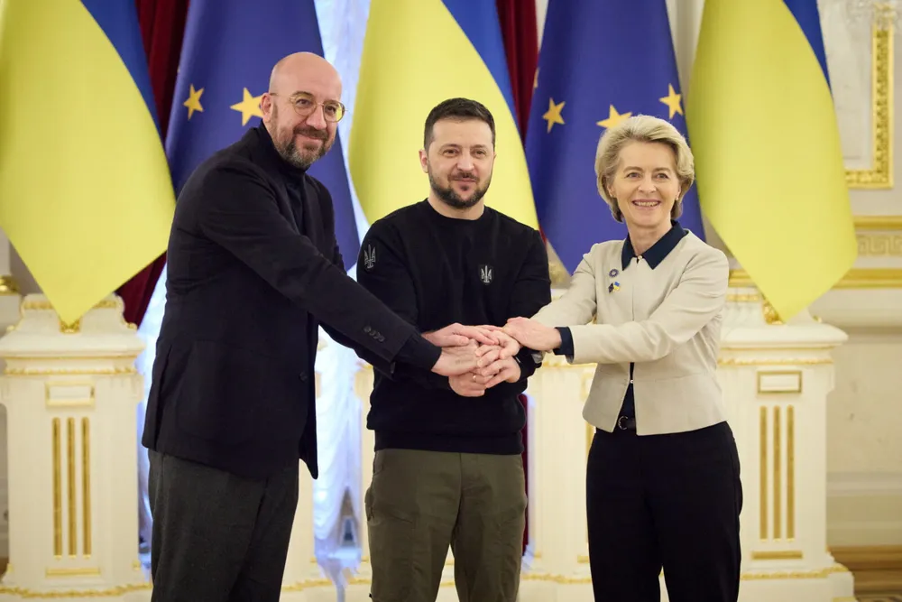 (Từ trái sang) Chủ tịch Hội đồng châu Âu Charles Michel, Tổng thống Ukraine Volodymyr Zelensky, Chủ tịch Ủy ban châu Âu Ursula von der Leyen tại cuộc họp ở thủ đô Kiev (Ukraine) vào tháng 2-2023. Ảnh: REUTERS EU, Ukraine sắp ký thỏa thuận đảm bảo an ninh