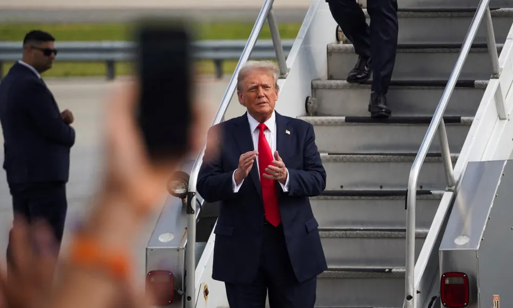 Cựu Tổng thống Mỹ Donald Trump vỗ tay với những người ủng hộ ông tại sân bay TP Atlanta. Ảnh: REUTERS phien-tranh-luan-1.jpg
