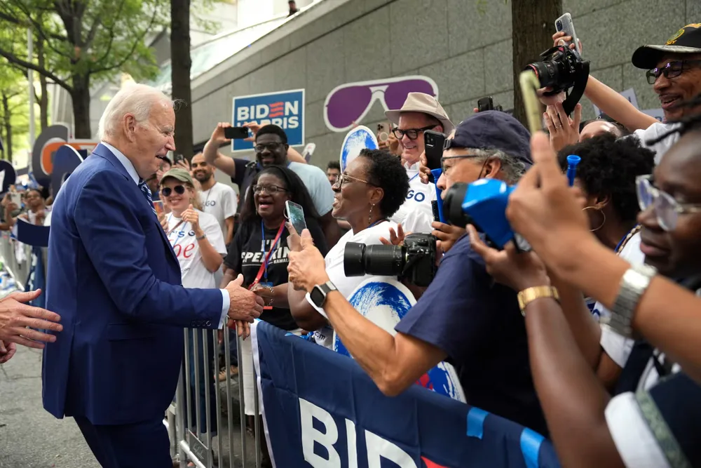 Tổng thống Mỹ Joe Biden và những người ủng hộ ông ở TP Atlanta (bang Georgia) ngày 27-6. Ảnh: AP phien-tranh-luan-2.jpg