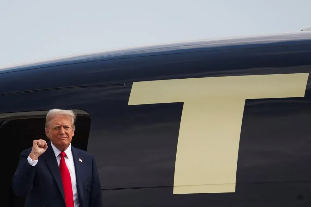 Cựu Tổng thống Mỹ Donald Trump đến TP Atlanta (bang Georgia) ngày 27-6 để tham gia phiên tranh luận với Tổng thống Joe Biden. Ảnh: REUTERS phien-tranh-luan.jpg