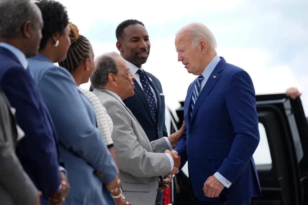 Phái đoàn TP Atlanta (bang Georgia) chào đón Tổng thống Mỹ Joe Biden ngày 27-6. Ảnh: AP Ảnh, Video: Ông Biden và ông Trump đến Atlanta, chuẩn bị bước vào phiên tranh luận đầu tiên