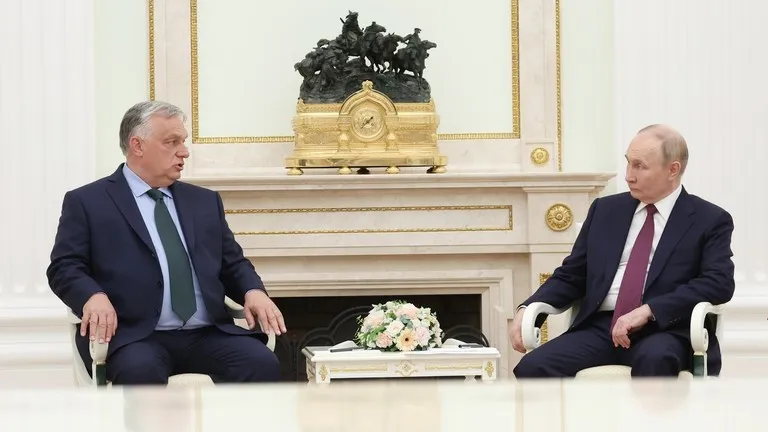 Tổng thống Nga Vladimir Putin (phải) hội đàm với Thủ tướng Hungary Viktor Orban tại thủ đô Moscow (Nga) ngày 5-7. Ảnh: SPUTNIK chien-su-nga-ukraine-2.jpg