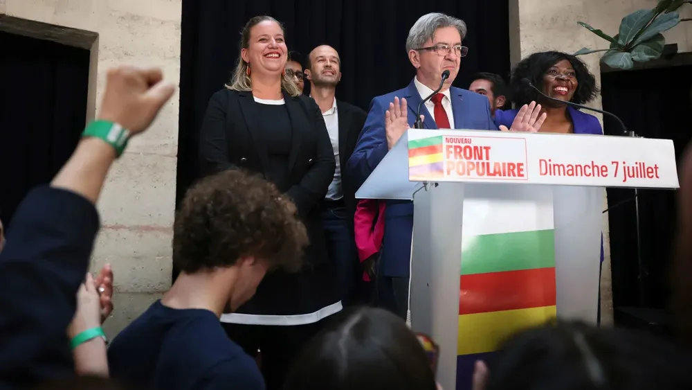 Ông Jean-Luc Mélenchon, lãnh đạo đảng cực tả France Unbowed, phát biểu tại trụ sở đảng ở thủ đô Paris (Pháp) ngày 7 -7 sau khi kết quả sơ bộ cho thấy Mặt trận Bình dân mới (NFP) đứng đầu trong cuộc bầu cử quốc hội Pháp. Ảnh: AP Biết gì về liên minh cánh tả, phe dẫn đầu ngoạn mục trong cuộc bầu cử quốc hội Pháp?