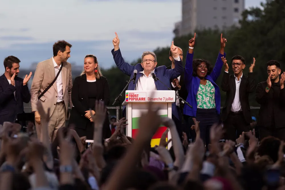 Ông Jean-Luc Mélenchon (giữa), lãnh đạo đảng France Unbowed thuộc liên minh cánh tả, phát biểu sau khi có kết quả vòng 2 cuộc bầu cử quốc hội Pháp ngày 7-7 tại thủ đô Paris. Ảnh: EPA-EFE Bầu cử quốc hội Pháp: Kết quả bất ngờ mở ra tương lai khó đoán