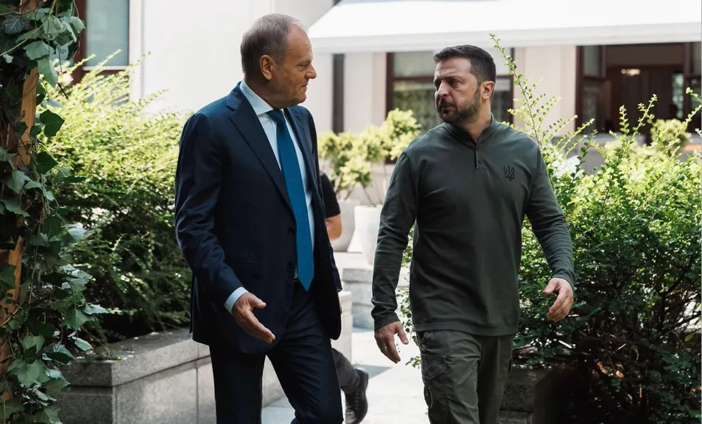Thủ tướng Ba Lan Donald Tusk (trái) tiếp Tổng thống Ukraine Volodymyr Zelensky tại thủ đô Warsaw (Ba Lan) ngày 8-7. Ảnh: X Chiến sự Nga - Ukraine 9-7
