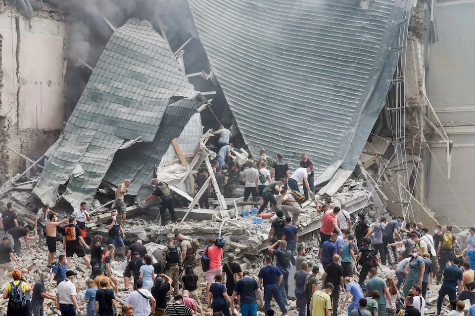 Bệnh viện Nhi Ohmatdyt, thủ đô Kiev (Ukraine) ngày 8-7 sau khi trúng tên lửa. Ảnh: REUTERS chien-su-nga-ukraine.jpg