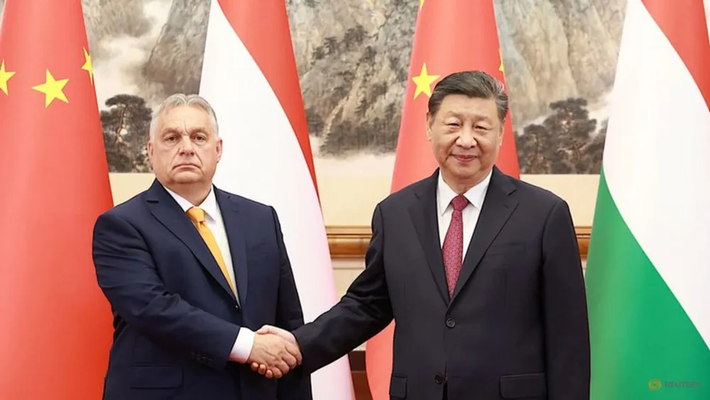 Chủ tịch Trung Quốc Tập Cận Bình (phải) gặp Thủ tướng Hungary Viktor Orban tại Bắc Kinh (Trung Quốc) ngày 8-7. Ảnh: REUTERS Chù tịch trung quốc Tập Cận bình và thủ tướng Hungary.png