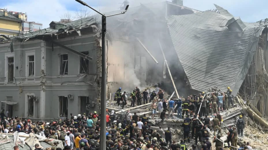 Bệnh viện Nhi Ohmatdyt ở thủ đô Kiev (Ukraine) ngày 8-7 sau khi trúng tên lửa. Ảnh: ANADOLU AGENCY Ukraine muốn ICC truy tố vụ bệnh viện nhi ở Kiev trúng tên lửa