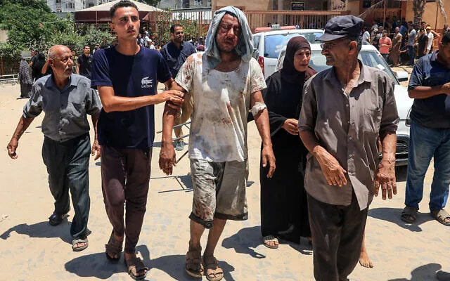Người dân Palestine tại trại tị nạn Al-Mawasi (phía tây TP Khan Younis) sau vụ không kích của Israel vào trại tị nạn này ngày 13-7. Ảnh: AFP Israel không kích trại tị nạn nghi có chỉ huy cấp cao Hamas, 71 người chết, 300 người bị thương