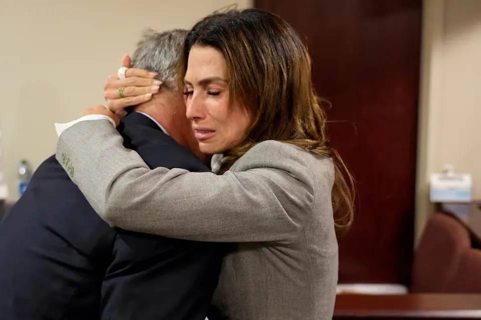 Diễn viên Alec Baldwin ôm lấy vợ ông là bà Hilaria Baldwin sau khi nghe phán quyết. Ảnh: REUTERS tai-tu-Alec-Baldwin-1.jpg