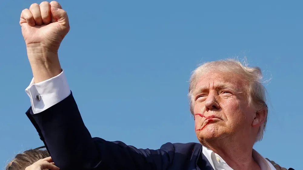 Cựu Tổng thống Mỹ Donald Trump giơ nắm đấm sau khi ông được đưa ra khỏi hiện trường vụ xả súng tại TP Butler, bang Pennsylvania (Mỹ) ngày 13-7. Ảnh: GETTY IMAGES dai-hoi-toan-quoc-dang-cong-hoa-2.jpg