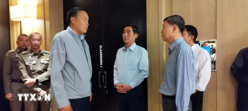 Thủ tướng Thái Lan Srettha Thavisin và Đại sứ Việt Nam tại Thái Lan Phạm Việt Hùng (thứ 4, từ trái sang) tại hiện trường vụ việc. Ảnh: TTXVN Cảnh sát Thái Lan: 4 người Việt tử vong tại khách sạn ở Bangkok có thể đã bị sát hại