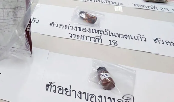 Chai thủy tinh chứa chất lỏng mà các nhân viên pháp y thu thập được từ hiện trường vụ nhóm người Việt tử vong ở Bangkok. Ảnh: KHAOSOD ENGLISH vu-nhom-nguoi-viet-tu-vong-o-bangkok.jpg