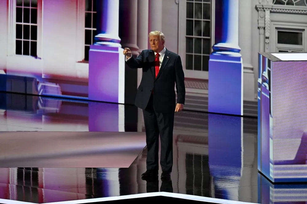Cựu Tổng thống Mỹ Donald Trump trên sân khấu Đại hội toàn quốc đảng Cộng hòa vào ở TP Milwaukee (bang Wisconsin, Mỹ) ngày 18-7. Ảnh: CNN Đại hội toàn quốc đảng Cộng hòa: Ông Trump có bài biểu đầu tiên sau khi bị áp sát hụt