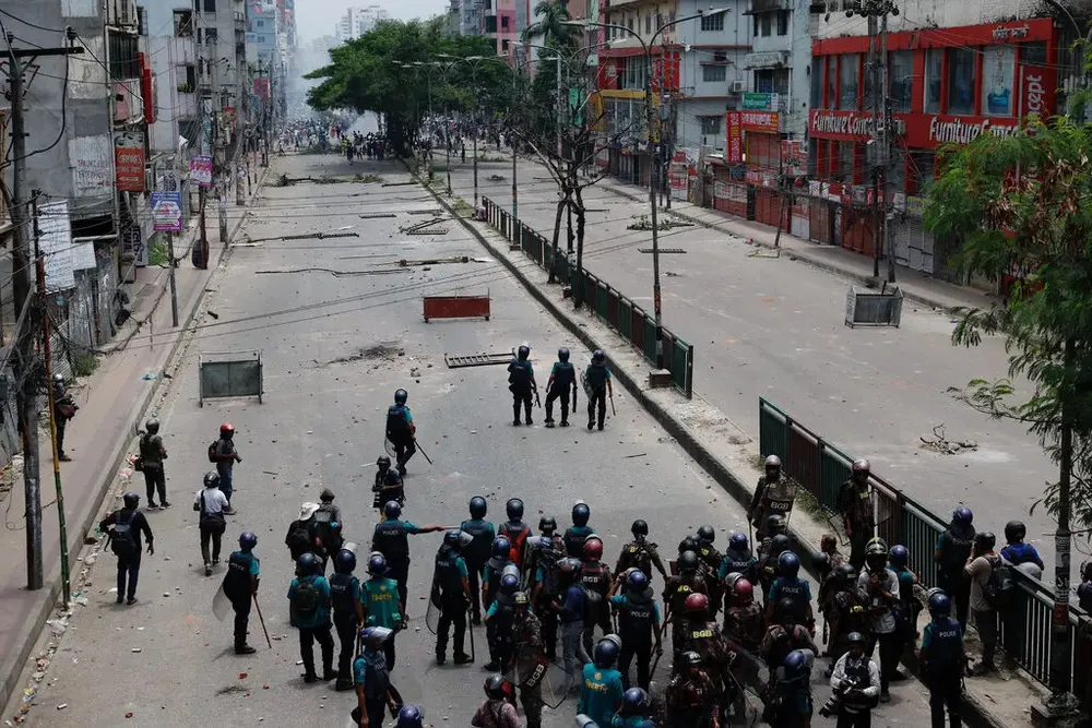 Cảnh sát ứng phó với sinh viên Bangladesh tại thủ đô Dhaka (Bangladesh) ngày 19-7. Ảnh: REUTERS sinh-vien-bangladesh-1.jpg