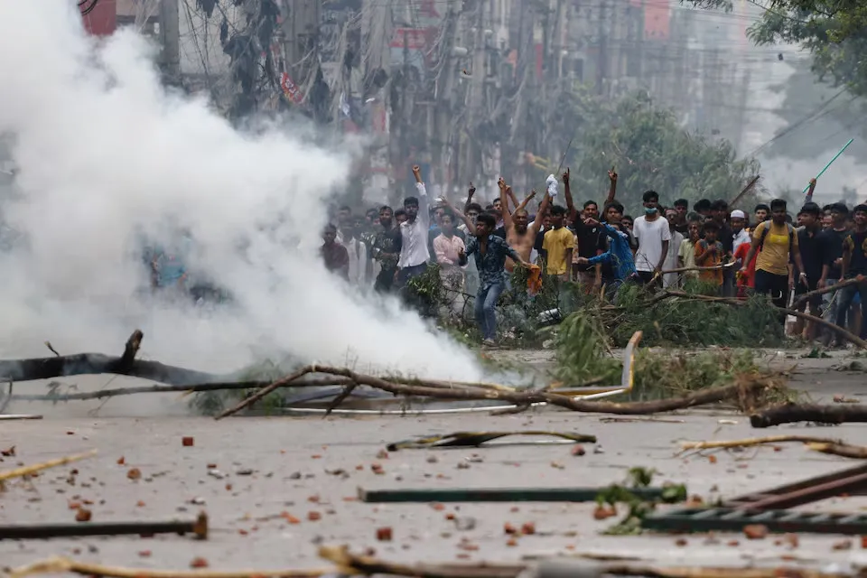 Sinh viên Bangladesh biểu tình tại thủ đô Dhaka (Bangladesh) ngày 19-7. Ảnh: REUTERS Các cuộc biểu tình của sinh viên Bangladesh phản đối quyết định của chính phủ về tuyên công chức đã khiến 133 người thiệt mạng.