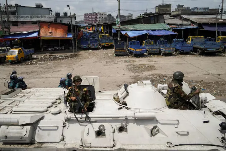 Quân đội Bangladesh tại thủ đô Dhaka (Bangladesh) ngày 20-7. Ảnh: REUTERS sinh-vien-bangladesh.jpg